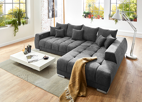 Die graue Wohnlandschaft hat eine gute Sofa Polsterung.