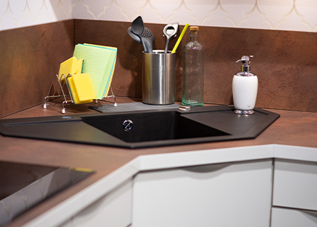 Der Diagonalschrank mit Küchenspüle nutzt Ecken in der Küche besonders gut aus.