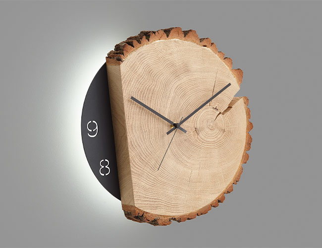 Eine Massivholz-Uhr aus unserem Sortiment.