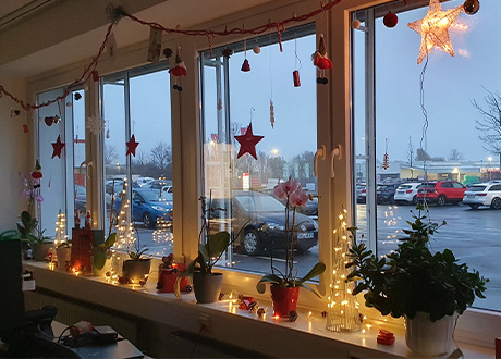 Das heimelige Weihnachtsfenster aus der Sachbearbeitung Einkauf mit dem Möbel Heinrich Parkplatz im Hintergrund.