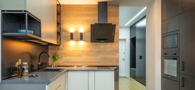 Eine Küche mit Wandlampe als Küchenbeleuchtung.