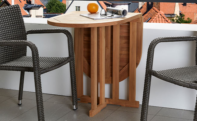 Ein klappbarer Tisch aus Holz.