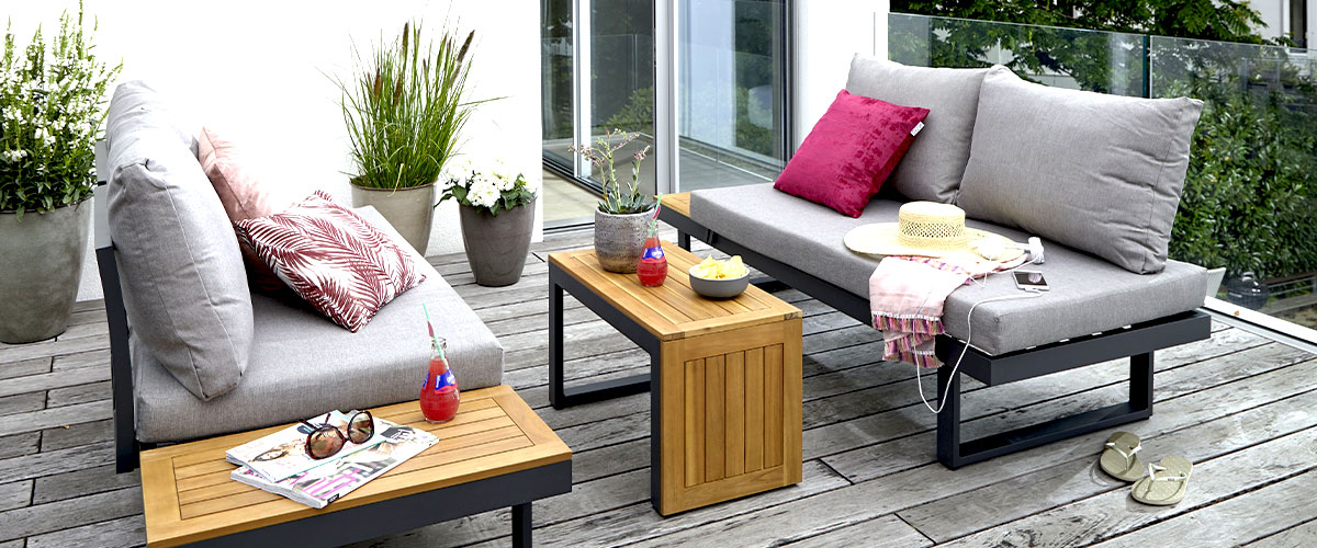 Gemütlich angeordnete Balkonmöbel aus der Serie Bora Bora der Marke outdoor.