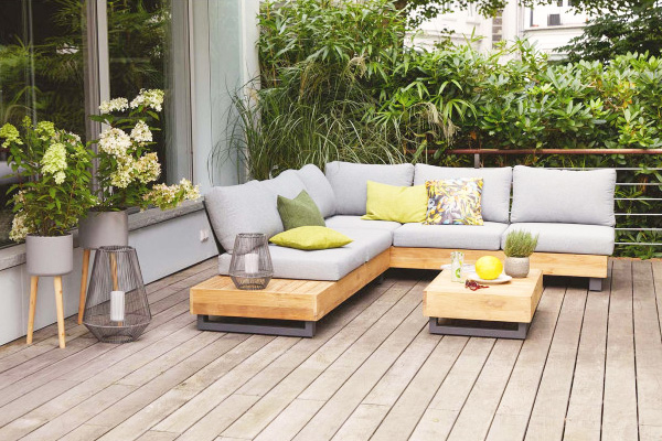 Das Lounge-Set Madrid mit grünen Kissen passt perfekt zu den Gartenmöbel Trends 2024.
