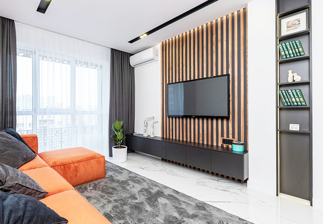 Elegante Holzlatten als Wandverkleidung im Wohnzimmer