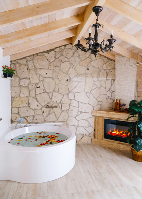 Whirlpool vor mediterraner Steinwand als Wandverkleidung