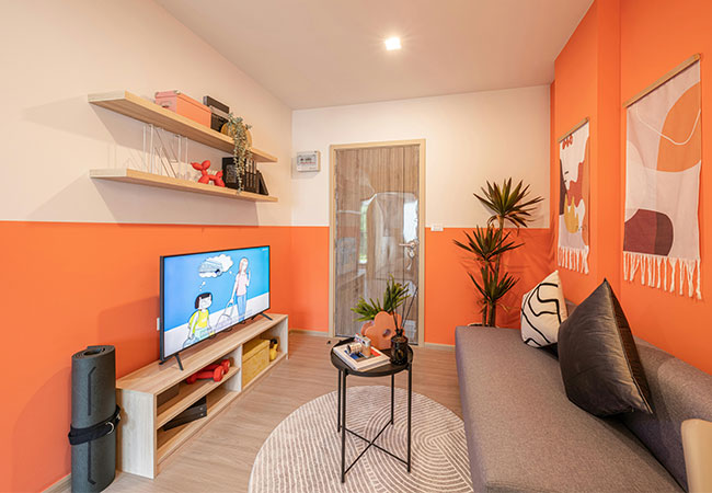 Hier wurde das Dopamin Decor mit einer satten Wandfarbe in Orange umgesetzt